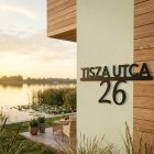 Lézervágott fém utcatábla és házszám – L méret (65×25 cm)