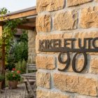 Lézervágott fém utcatábla és házszám – L méret (65×25 cm)