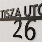 Lézervágott fém utcatábla és házszám – L méret (65×25 cm)