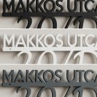 Három L-es fém utcatábla egymás mellett: matt fekete, fehér és antracit porszórt változat összehasonlítása