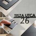 Lézervágott fém utcatábla felületének makróképe, látható a 2 mm-es acél vastagsága és a matt porszórt bevonat textúrája