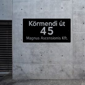 Méteres házszám utca névvel és a választott szöveggel