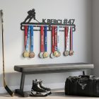 Jégkorong éremtartó oldalról megvilágítva – az acél 2 mm-es vastagsága és árnyéka jól látszik