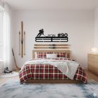 Fekete acél jégkorong éremtartó loft falán, felakasztott versenyérmekkel