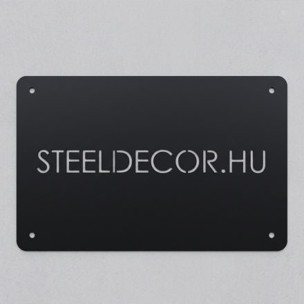 Fekete alumínium fém cégtábla modern iroda falán, fehér vakolat előtt