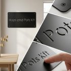 2 mm-es alumínium fém cégtábla matt porszórt felszínének közelképe