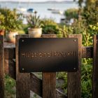 Fém cégtábla oldalsó fénnyel megvilágítva, az alumínium vastagságát mutatva