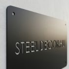 2 mm-es alumínium fém cégtábla matt porszórt felszínének közelképe