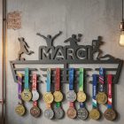 Névre szóló fekete matt acél éremtartó hat sport ikonnal, nappali falán lógatva