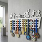 Sportérem tartó loft stílusú szobában, érmekkel megtöltve, természetes fénnyel