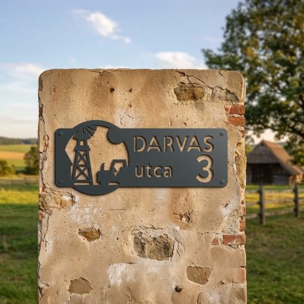 Antracit utcanévtábla farm motívummal – traktor és szélkerék körben, Darvas utca 3 felirattal – régi kőoszlopon, tanya előtt