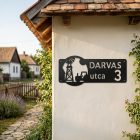 Négyzetes utcatábla kör farm motívummal