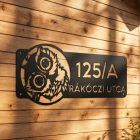 Négyzetes fekete alumínium utcatábla bagoly motívummal, kültéri kapura rögzítve