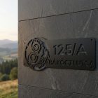 Lézervágott alumínium utcatábla közeli – matt porszórt felület és éles bagoly kontúr