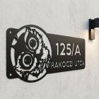 Alumínium utcatábla oldalvilágításban – a bagoly motívum mélységét mutatja a fény-árnyék játék