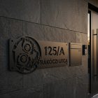 Négyzetes alumínium utcatábla különböző szöveghoszszal – a tábla mérete az utcanév hosszához igazodik