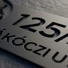 Lézervágott alumínium utcatábla közeli – matt porszórt felület és éles bagoly kontúr