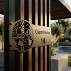 Négyzetes utcatábla napfelkelte