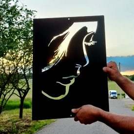 Dekoratív női alak lézerrel vágott acél fali dekoráció matt fekete porszórt felülettel, minimalista nappali fehér falán