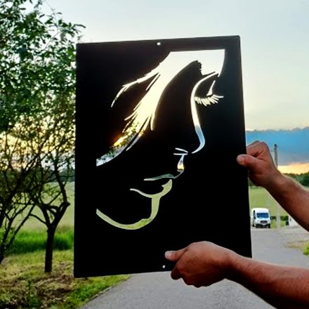 Dekoratív női alak lézerrel vágott acél fali dekoráció matt fekete porszórt felülettel, minimalista nappali fehér falán