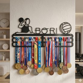 Minimalista vízilabdás éremtartó fekete színben, lézervágott acél sportolói sziluettel és vízilabda motívummal.