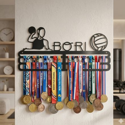 Minimalista vízilabdás éremtartó fekete színben, lézervágott acél sportolói sziluettel és vízilabda motívummal.