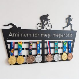 Prémium triatlonos éremtartó fekete acélból, úszás, kerékpározás és futás sziluettekkel.