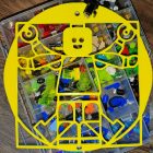 Vitruvius LEGO fém dekoráció ipari loft irodában, téglafalon