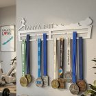 Balatonos futós éremtartó fekete acélból, edzőszoba falán akasztott érmekkel 