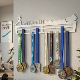 Balatonos futós éremtartó fekete acélból, edzőszoba falán akasztott érmekkel 