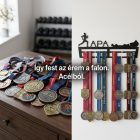 Balatonos futóverseny érmei akasztva fekete acél éremtartón, edzőszoba fal