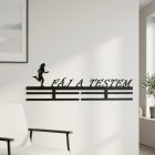 Fáj a testem futó éremtartó 55 cm matt fekete acél, teli futóérmekkel felszerelve fehér falon