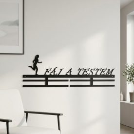 Fáj a testem futó éremtartó 55 cm matt fekete acél, teli futóérmekkel felszerelve fehér falon