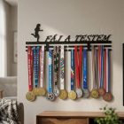 Fáj a testem futó éremtartó teli futóérmekkel kiakasztva otthoni falon – valódi életkép