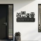 Welcome Home bagoly acél tábla oldalsó megvilágítással, éles árnyék fehér falon