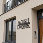 XXL alumínium utcanévtábla és házszám egyben, matt fekete porfestett felület, kapuoszlopra szerelve