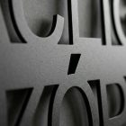 Lézervágott alumínium felület közelről – tiszta, éles betűszélek, porfestett matt bevonat