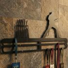 Matt fekete gitáros badge tartó téglafalon, loft stílusú zeneszobában, hangszerek között