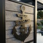 Vasmacska alumínium házszámtábla ajándékdobozban, új otthonba költözős ajándék jelenetben