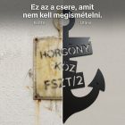Vasmacska házszámtábla 1-es és 2-es stílusváltozat összehasonlítása, utcanév és házszám különböző elrendezésben