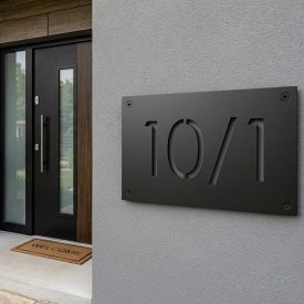 Alumínium házszámtábla 10/1 felirattal a bejárat mellett